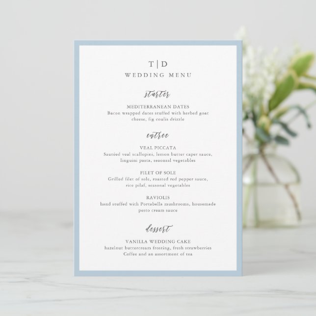 Menu Mariage Moderne au Monogramme en Poudre Bleue Élég (Debout devant)