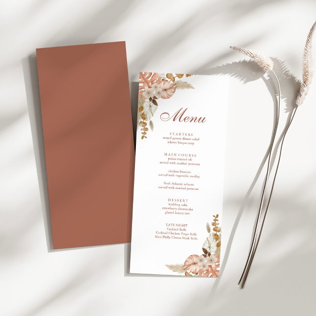 Menu Mariage Moderne Bohème Floral Herbe de Pampas (Modern Boho Floral Pampas Grass Wedding Menu on a sunny white table with a dry wildflower.)