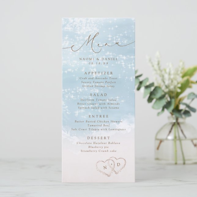 Menu Mariage sur la plage avec coeurs dans le sable en  (Debout devant)