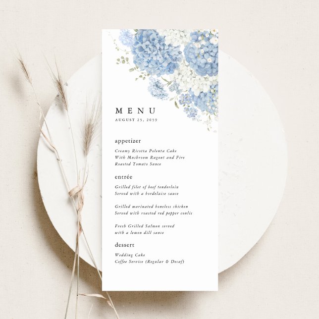 Menu Réception de mariage Dusty Blue avec dîner floral  (Dusty blue white hydrangea wedding sign menu, reception dinner menu card, neutral plate indoors)