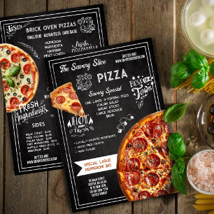 Menu Restaurant de pizza sur tableau noir dessiné à la 