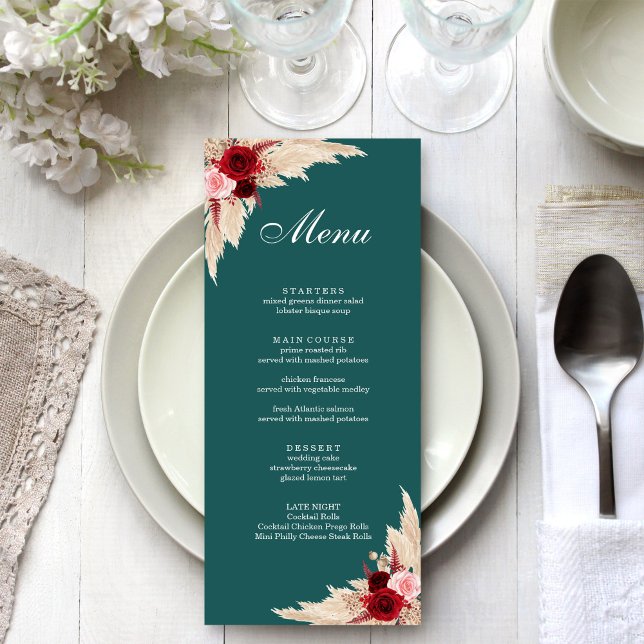 Menu Roses sarcelle et bordeaux et herbe des pampas (Teal Burgundy Roses and Pampas Grass Menu on a white wedding dinner table.)