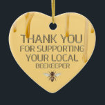 Merci Apiary Chaussures de miel Ornement jaune<br><div class="desc">Merci à vos clients et gardez votre chapiaire dans leurs pensées cette saison des Fêtes avec ce beau ornement et son message sincère en métal texte "gaussé" sur l'arrière - plan jaune avec abeille de miel et gouttes de miel. Coordonnées imprimées discrètement sur le dos. Ce joli petit coeur semble...</div>