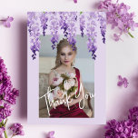 Merci Aquarelle Wisteria Bat mitzvah photo<br><div class="desc">Merci Watercolor Wisteria Photo Bat mitzvah Thank You Cards présente d'élégantes fleurs de glycine à l'aquarelle dans la lavande douce et violet avec des feuilles verts sur un arrière - plan lilas avec votre photo préférée et couverture "Merci". Au verso dans élégant script de calligraphie blanche sur un arrière -...</div>