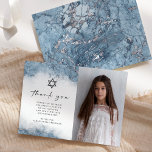 Merci Bat mitzvah en marbre bleu argenté<br><div class="desc">Cet élégant bar photo moderne ou carte de remerciements bat mitzvah présente un design de bordure bleu clair en imitation de marbre veiné avec un faux papier argenté, s'estompant graduellement dans l'arrière - plan blanc. Une petite étoile de David apparaît au-dessus des mots "merci" dans le script d'écriture manuscrite gris...</div>