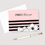 Merci Beaucoup Fleurs d'anémones en noir rose<br><div class="desc">Elégante et belle carte de remerciement pliée "Merci Beaucoup" présente une bordure fleurie organique d'anémones noir et blanc accentuée par des rayures noires horizontales chic sur un arrière - plan rose ballet clair.</div>