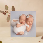 Merci cadeau bébé jumeaux Baby shower nouveau-né<br><div class="desc">Baby Gift Merci Twins Nouveau-né Baby shower Merci Cartes contient votre photo préférée avec le texte "Merci" dans élégant script blanc moderne sur le devant et une photo supplémentaire et votre message personnalisé au verso. Personnalisez en modifiant le texte dans les zones de texte fournies. CONSEIL PHOTO : centre votre...</div>
