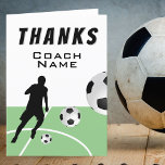 Merci Coach Soccer Joueur Soccer Balls<br><div class="desc">Merci Coach Soccer Player Soccer Balls Carte de remerciements. Joueur de football noir en silhouette d'action,  les boules de football sur le terrain de jeu. Carte de remerciements pour un entraîneur de football,  maman,  papa,  entraîneur de sport de lycée, ...  Merci à votre entraîneur sportif.</div>