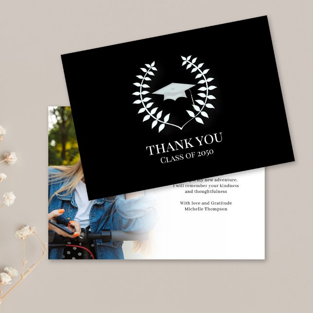 Merci de diplôme noir et blanc (Graduation black and white classic laureate photo thank you card. )