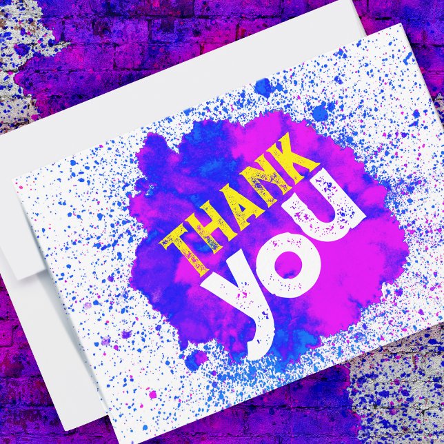 Merci de peinture - Bleu sur blanc (purple paint splatter thank you card and envelope against a paint splattered brick background)