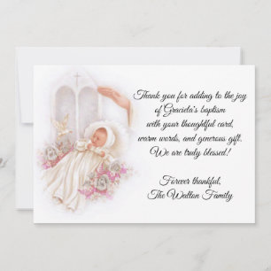 Merci des fleurs roses de la petite fille baptisma