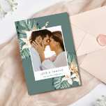 Merci Mariage photo floral tropical<br><div class="desc">Express votre gratitude dans le style avec ce Carte de remerciements de Mariage photo Tropical Floral magnifiquement conçu. Avec ses feuilles tropicaux verdoyants et ses touches florales vibrantes, cette carte rayonne les chaudes vibes de l'île, ce qui en fait la meilleure façon de remercier vos proches pour le partage de...</div>