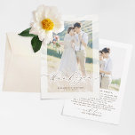 Merci photo minimaliste Mariage de script élégant<br><div class="desc">Élégant minimaliste amour script coeur photo mariage merci cartes. Il s'agit d'un modèle de carte recto-verso avec un arrière - plan entièrement modifiable et la couleur du texte incluant les mots de remerciement.</div>