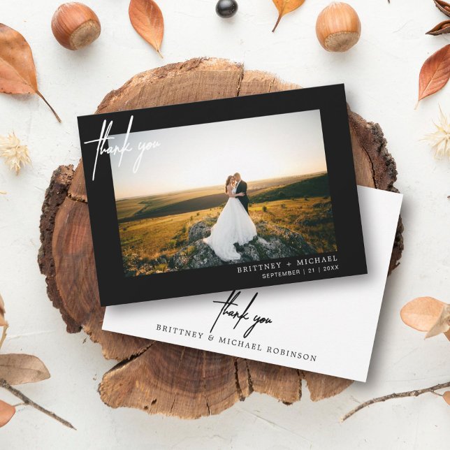 Merci photo moderne à la main noir (Modern elegant wedding thank you card with a wedding photo on the front and simple hand written font)