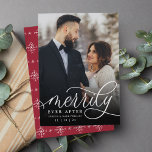 Merde toujours après | Faire-part Mariage de vacan<br><div class="desc">Les cartes photos de vacances élégants pour les jeunes mariés disposent d'une photo mariage verticale ou portrait préférée avec "Merrily Ever After" superposé dans un script de calligraphie blanche. Personnalisez avec vos noms ou salutation personnalisée en dessous. Un subtil et moderne motif de flocon de neige à l'envers complète le...</div>