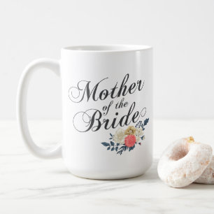 Mère de la jeune mariée épousant la tasse