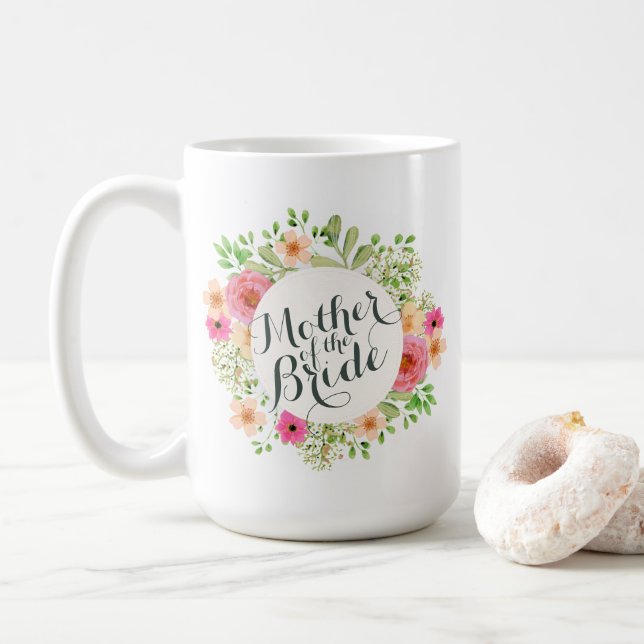 Mère élégante de la jeune mariée épousant la tasse (Avec donut)