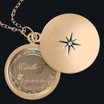 Mère personnalisable de pendentif d'or de souvenir<br><div class="desc">Remplacez la mère des jeunes mariées initiale de prénom et de nom de famille par l'information correcte, et la date de votre mariage, sur ce collier élégant de souvenir, dans "le personnalisent" boîte du côté droit de cette page de produit. Vous pouvez choisir de changer et/ou supprimer l'information l'une des...</div>