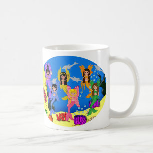 Merfairies dans l'océan avec la tasse de dauphins
