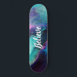 Mermaid Splash Abstrait Believe Skateboard<br><div class="desc">Mermaid Splash est une oeuvre d'art abstraite remplie de roses, de violets et de bleus. Ce design n'est qu'un flash de couleur. J'ai ajouté le mot croire comme vous devriez toujours croire en vous-même. Si vous n'aimez pas le texte, ne vous inquiétez pas, vous pouvez modifier le texte pour faire...</div>
