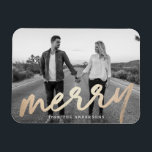 Merry Luxe | Magnet photo de vacances<br><div class="desc">Offrez un cadeau que vos amis et votre famille aimeront cette saison des Fêtes. L'aimant photo de vacances Merry Luxe dispose du mot "Merry" dans une police de script de feuille d'or avec des espaces réservés pour votre photo préférée et le texte personnalisé.</div>