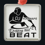 Métallique Ornement de coutume du DJ<br><div class="desc">Le " DJ [YOURNAME] laissant tomber ce battement". Changez le gisement des textes en ce que vous voulez. Utilisant la "personnaliser il" fonction, vous peut également changer (éditer) la couleur d'arrière - plan de cet article, aussi bien qu'ajoute plus de texte si vous souhaitez. Voir le mon magasin pour plus...</div>