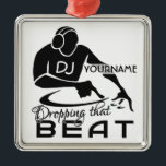 Métallique Ornement de coutume du DJ<br><div class="desc">Le " DJ [YOURNAME] laissant tomber ce battement". Changez le gisement des textes en ce que vous voulez. Utilisant la "personnaliser il" fonction, vous peut également changer (éditer) la couleur d'arrière - plan de cet article, aussi bien qu'ajoute plus de texte si vous souhaitez. Voir le mon magasin pour plus...</div>