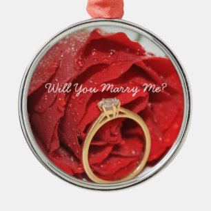 Métallique Ornement de proposition de roses et de bague rouge