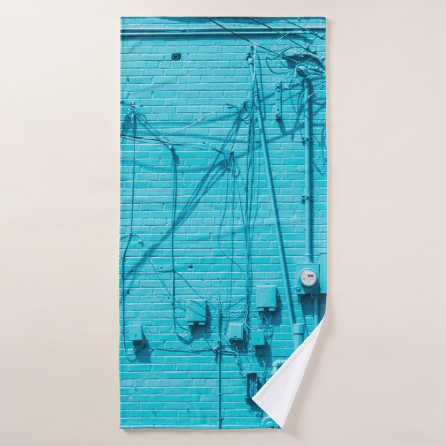 MÈTRE ÉLECTRIQUE SUR MUR EN BRIQUE BLEUE (Serviette de bain)