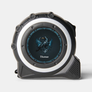 Mètre Ruban Corbeau noir majestueux assis sur un orné