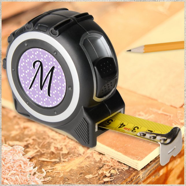 Mètre Ruban Élégant Monogramme Joli Points Motif Lilac Purple (A pretty monogrammed tape measure, patterned with white and gray dots on light purple)