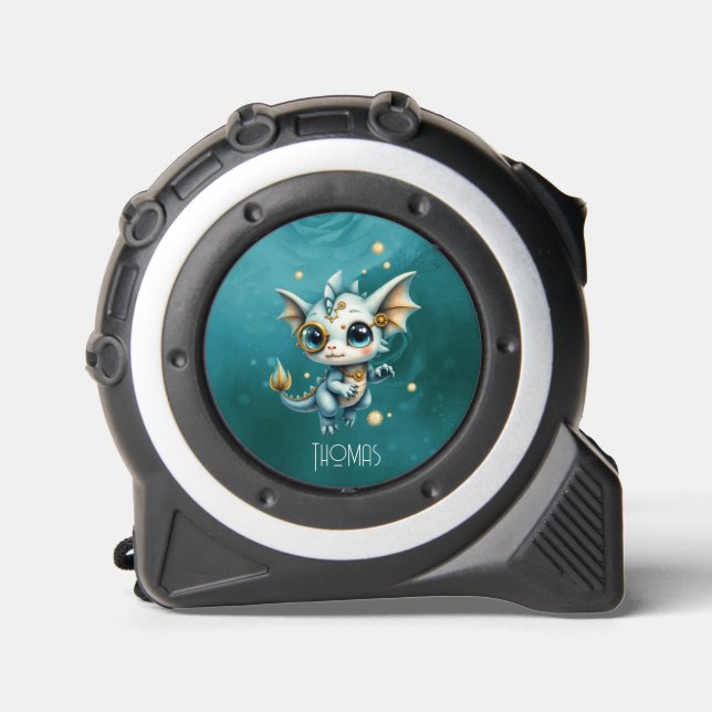 Mètre Ruban Little Steam Dragon – Professional Chaos Engineer. (Recto)