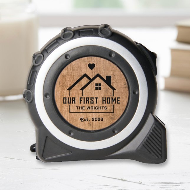 Mètre Ruban Notre première maison en bois rustique avec nom pe (Créateur téléchargé)