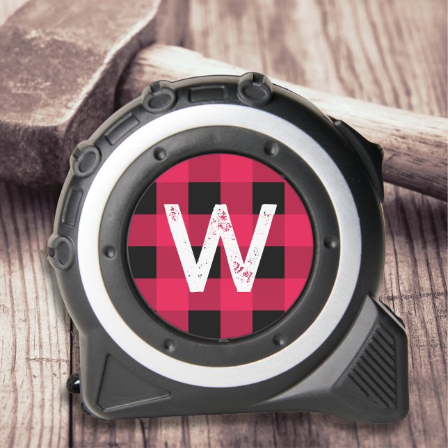 Mètre Ruban Rouge et Noir Plaid Buffalo Monogramme  (A tape measure with monogram initial in a grunge font, on a red buffalo plaid checkered background)