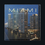 Miami Floride à Night Travel Photo Fridge Magnet<br><div class="desc">Conseil : les magnets datés sont un moyen amusant de garder une chronologie de vos voyages et Zazzle rend facile d'ajouter une date. https://creativecommons.org/licenses/by/2.0/</div>