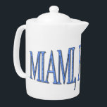 Miami, Floride - Bleu<br><div class="desc">Avec "Miami,  Florida" élégamment scénarisé dans une teinte bleue frappante,  ce design saisit l'essence des jours ensoleillés et de la vie nocturne animée. Étendez-vous dans le style tout en montrant votre amour pour cette ville emblématique.</div>