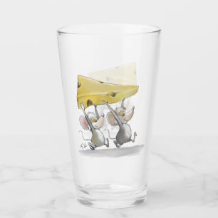 Mic et Mac apportent dans le verre de fromage