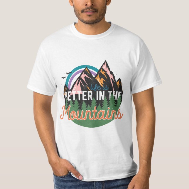 Mieux dans les montagnes Adventure T-shirt (Devant)