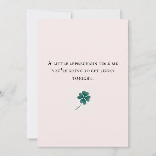 mignon leprechaun quatre feuilles couples de carte