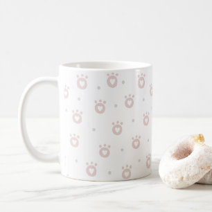 Mignon rougissent tasse rose de pattes et de