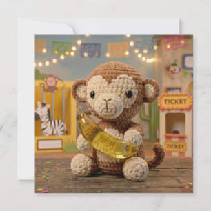 Mignon singe au crochet tenant une banane au zoo