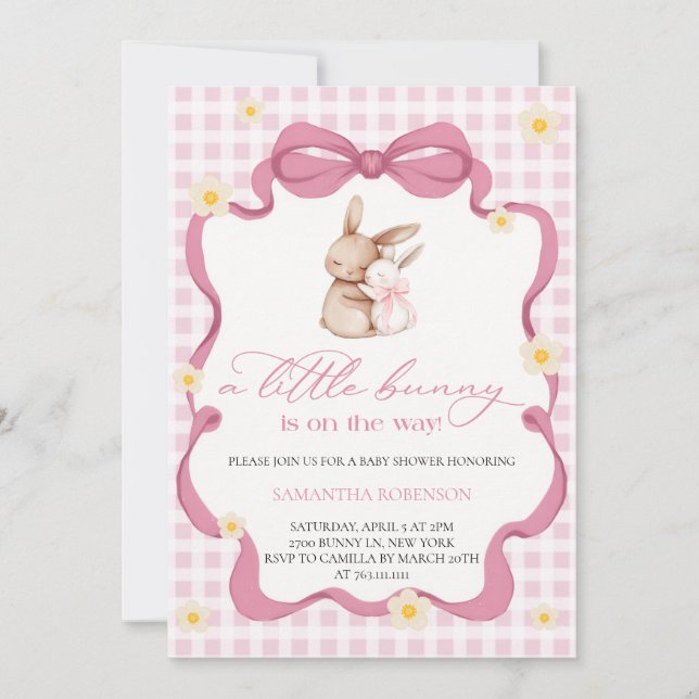 Mignon Un petit lapin est en route Invitation pour (Devant)