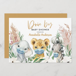 Mignonne conduite de masques de vache par bébé