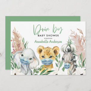 Mignonne conduite de masques de vache par bébé