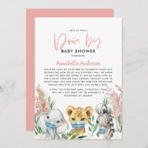 Mignonne conduite de masques de vache par bébé