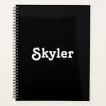 Mignonne noir blanc nom personnalisé numéro d'anné<br><div class="desc">Nom personnalisé mignon noir et blanc numéro d'année monogramme simple élégant personnalisé agenda personnalisé,  planificateur. Texte blanc personnalisé sur l'arrière - plan de couleur noire. Vous pouvez le customiser avec votre nom,  monogramme,  initiales,  année ou texte personnalisé.</div>