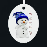 Mignonne Snowman 1er ornement de Noël<br><div class="desc">Un mignon bonhomme de neige dans un casquette de ski bleu, est présenté sur cet ovale métallique, le 1er ornement de Noël de bébé. Vous pouvez rendre le nom et l'année personnelle sur ce ornement à deux côtés. Avant de l'ornement a le nom du bébé et le dos de l'ornement...</div>