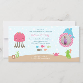 Mignonne sous l'invitation de fête d'anniversaire