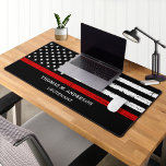 Mince ligne rouge pompier personnalisé<br><div class="desc">Mince Red Line Firefighter Desk Mat - Drapeau américain dans les couleurs du drapeau Firefighter, noir et rouge vintage design. Personnalisez avec le nom et le rang des pompiers. Ce tapis de bureau personnalisé pour pompier est parfait pour les services d'incendie et de pompiers et pompier. DROIT D'AUTEUR © 2023...</div>
