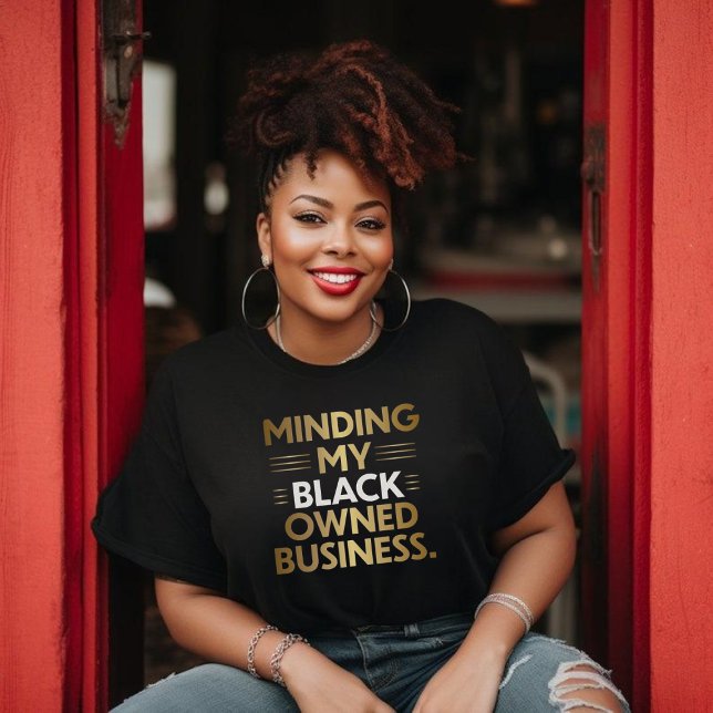 Minding My Black Owned Business T-Shirt femmes (Créateur téléchargé)